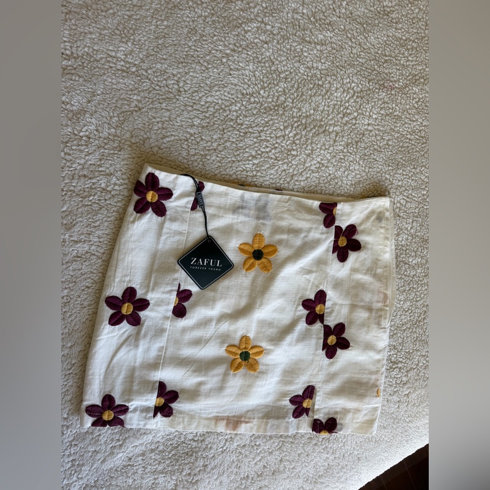 NEW Runway Zaful Embroidered Flowers Mini skirt Size: S | Zaful NWT